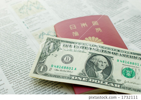 護照和美元的鈔票 護照和美元的鈔票 1732111
