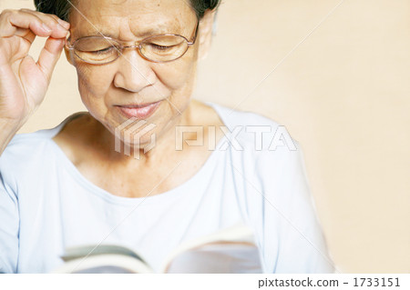 Senior woman reading Senior woman reading 1733151