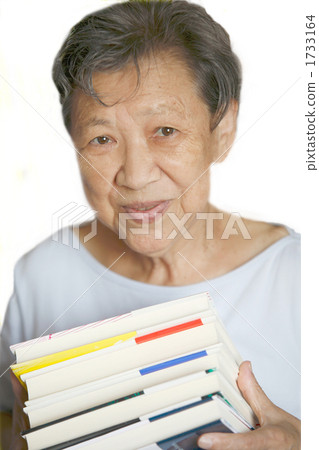 拿著書的資深婦女 拿著書的資深婦女 1733164