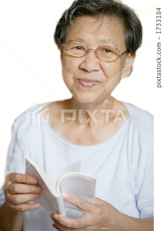 有一本愉快的書的一名資深婦女 有一本愉快的書的一名資深婦女 1733184