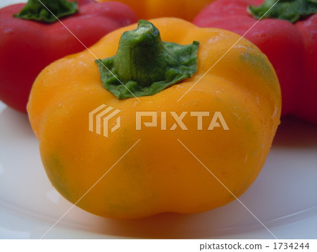 Flat colored green peppers (yellow) Flat colored green peppers (yellow) 1734244