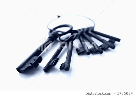 A bunch of antique keys 1735054