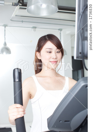 行使在體育健身房的一個少婦 行使在體育健身房的一個少婦 1736830