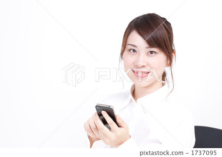 操作智能手機的婦女 操作智能手機的婦女 1737095