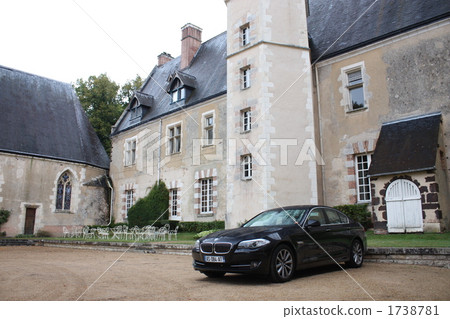 Chateau & luxury car 1738781