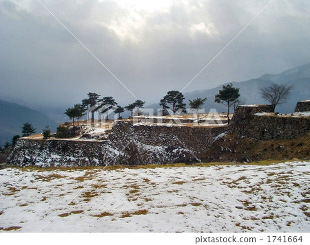 It is a fantastic scenery of Takeda castle trace that early morning, the morning sun is inserted from the clouds It is a fantastic scenery of Takeda castle trace that early morning, the morning sun is inserted from the clouds 1741664