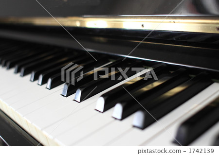 Piano 1742139