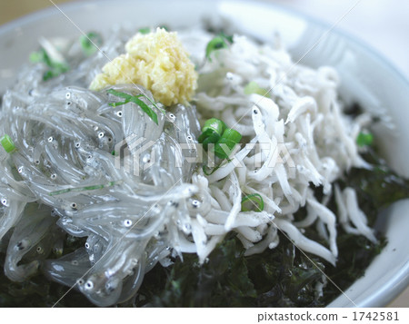 Two colors of rice bowl 1742581