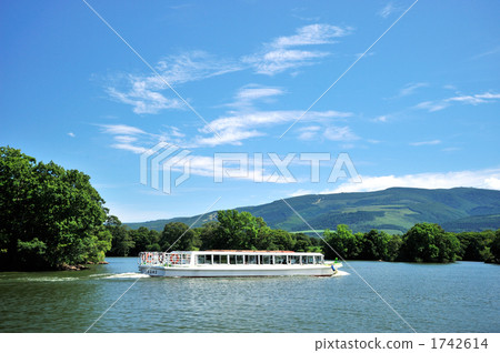 湖泊 遊覽船 山脈 1742614