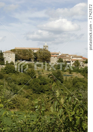 Hum The smallest town in the world Hum The smallest town in the world 1742872