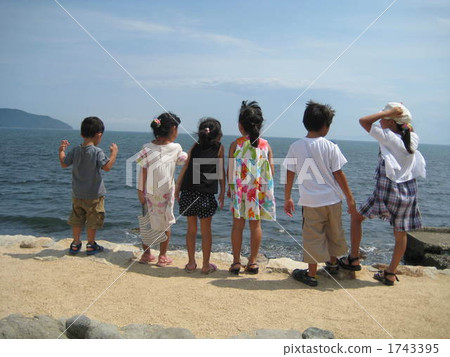 Sea and children 6 back Sea and children 6 back 1743395