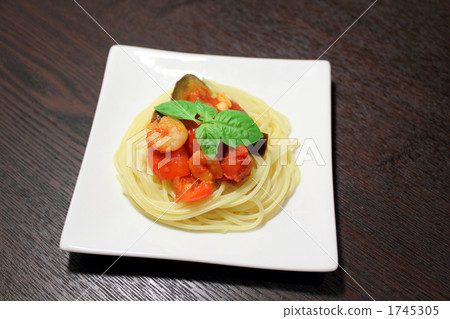 Spaghetti with seafood and summer vegetables 1745305