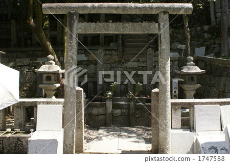 The grave of Ryoma Sakamoto · Shintaro Nakaoka The grave of Ryoma Sakamoto · Shintaro Nakaoka 1747588