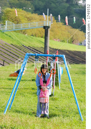 父母和孩子在河公園玩 1749552