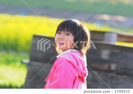 使用在河公園的三歲的女孩 1749555