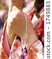 日本的衣服用手穿 1749883