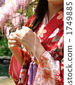 日本的衣服用手穿 1749885