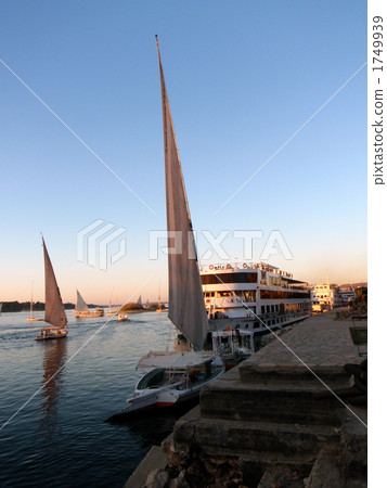 尼羅河晚上的埃及費盧卡 1749939