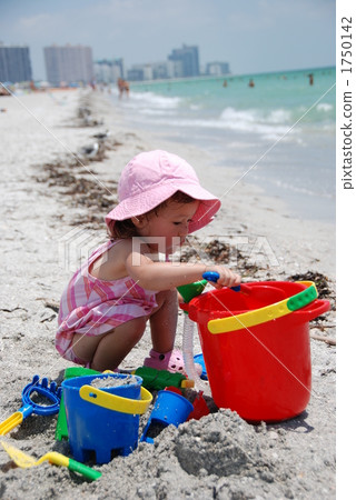 在佛羅里達州（佛羅里達州）的沙灘上玩 1750142