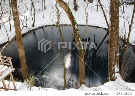 Twelve lakes and Aoike in winter [Fukaura Town, Aomori Prefecture] 1751863