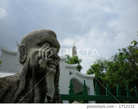 在黎明寺和黎明寺附近的一個石雕像 1752132