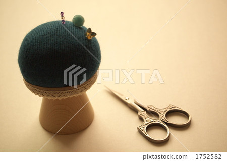 Pin cushion and scissors 1752582