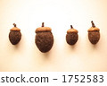 Four wool acorns 1752583