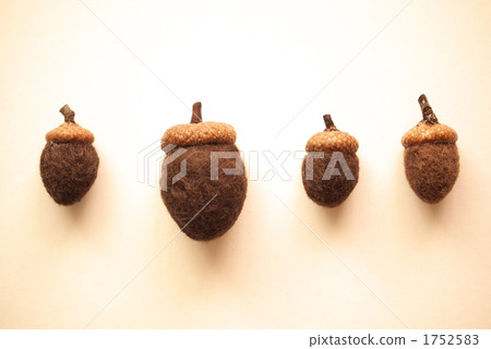 Four wool acorns 1752583