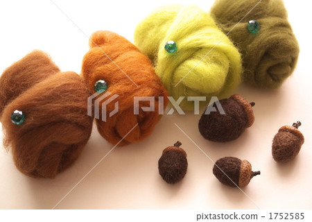 Wool acorns and wool 1752585