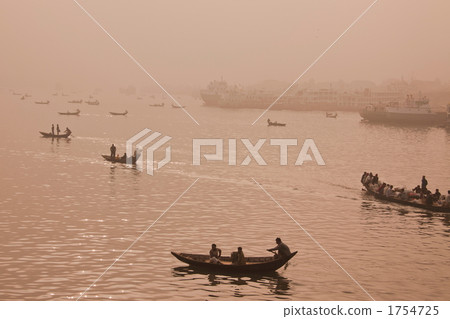 Small boat at Docker's dock 1754725