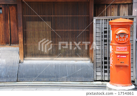 城鎮住宅和圓柱的邊緣 城鎮住宅和圓柱的邊緣 1754861