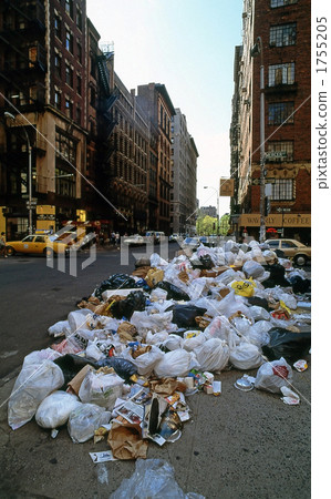 New York Downtown Scattered garbage 1755205