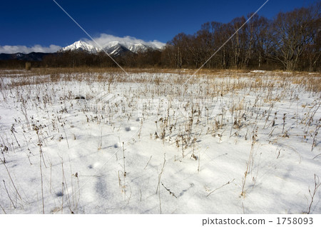 Footprints remaining in the snowy field Footprints remaining in the snowy field 1758093