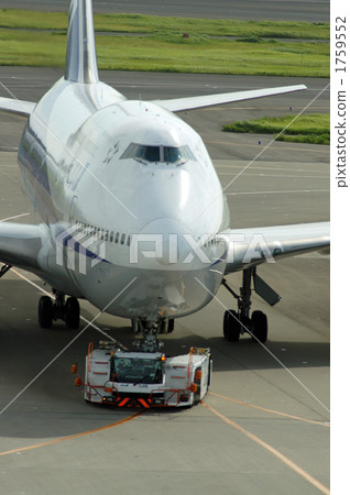 Jumbo being towed 1759552