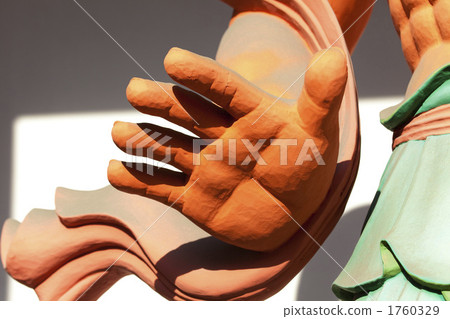 King statue statue of Shitennoji Temple in the gate 1760329