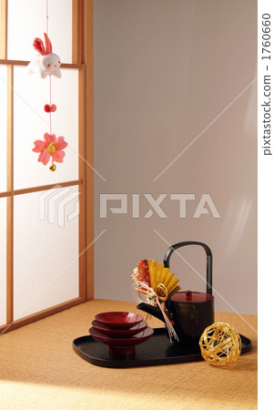 A Japanese-style image with sliding door and rabbit and slaughter 1760660