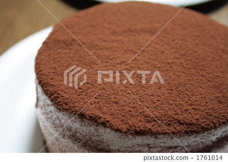 Freshly baked chocolate cake 1761014