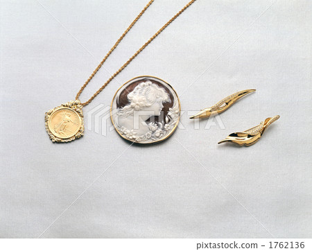 Jewelry Coin Pendant / Shell Cameo 1762136