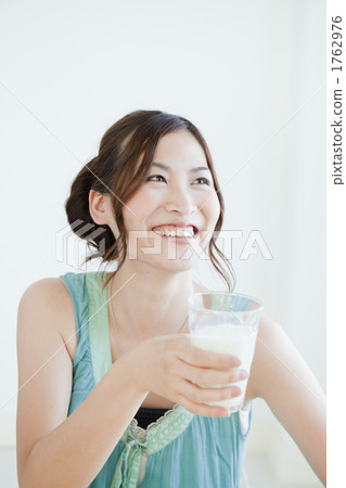 A young woman who drinks a drink A young woman who drinks a drink 1762976