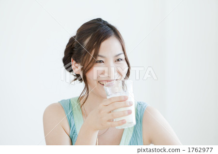 A young woman who drinks a drink A young woman who drinks a drink 1762977