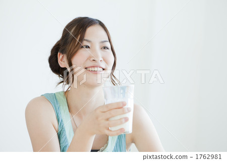 A young woman who drinks a drink A young woman who drinks a drink 1762981