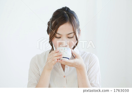 一名年輕女子喝著茶 1763030