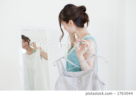 選擇衣服的女人 1763044