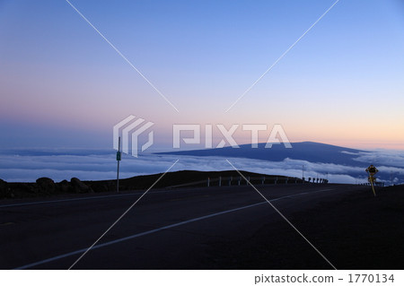 Mauna Loa seen from the summit of Mauna Kea Mauna Loa seen from the summit of Mauna Kea 1770134