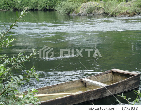 A small boat that was thrown away A small boat that was thrown away 1773938