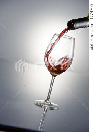 pour, pouring, tilt 1774706