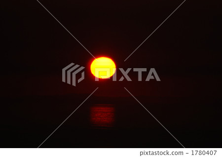 The morning glow sea 1780407