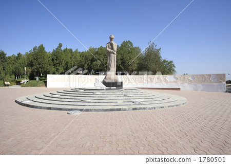 Statue of Urugubek 1780501