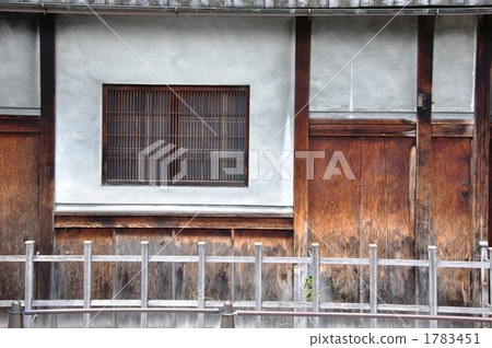 Plate wall and lattice window 1783451