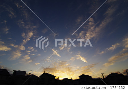在黃昏和冬天天空的住宅區 1784132